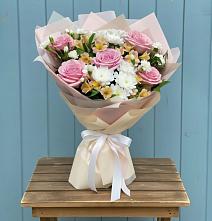 Букет цветов из:  Гвоздики, Орхидеи и Розы в Михали