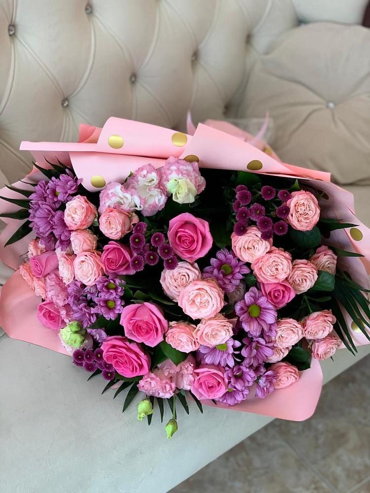 Букет цветов из: Хризантемы, Розы и Лизиантусы в Михали