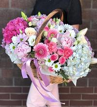 Композиция солнечный день в Михали Цветочная композиция из Розы, Хризантемы, Пионы и Лизиантусы в корзине в Михали
