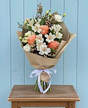 Букет цветов из:  Альстромерии, Лизиантусы, Розы и Хризантемы в Михали