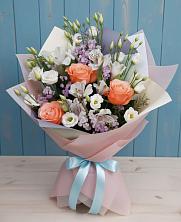 Букет цветов из:  Лизиантусы, Розы, Альстромерии и Гипсофила в Михали