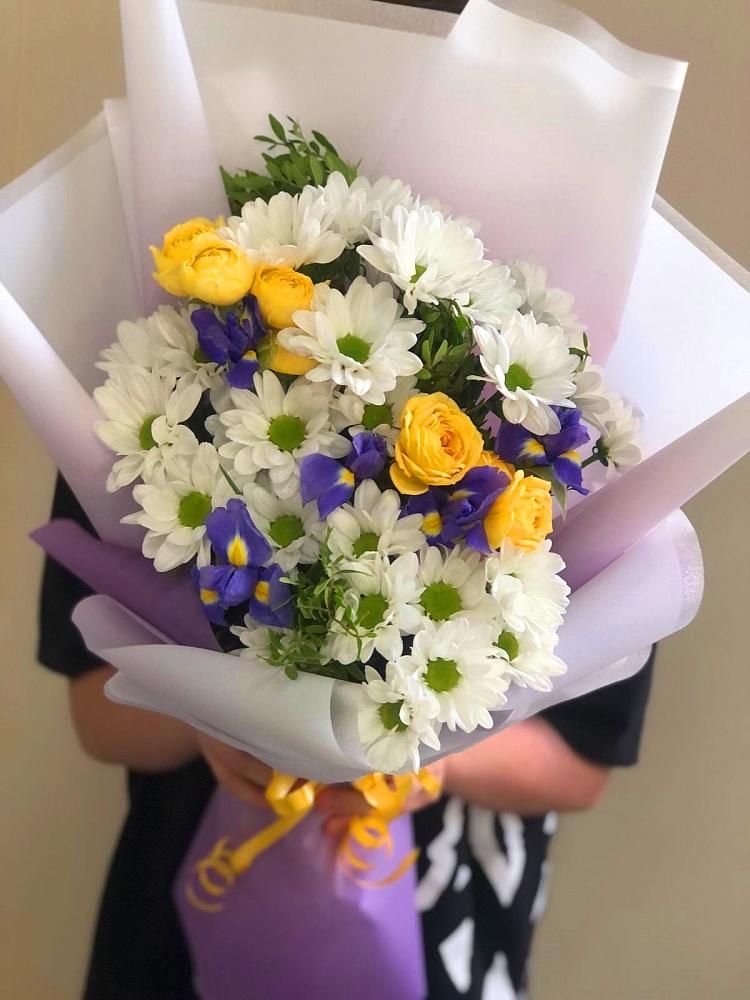 Букет цветов из: Ирисы, Хризантемы и Розы в Михали