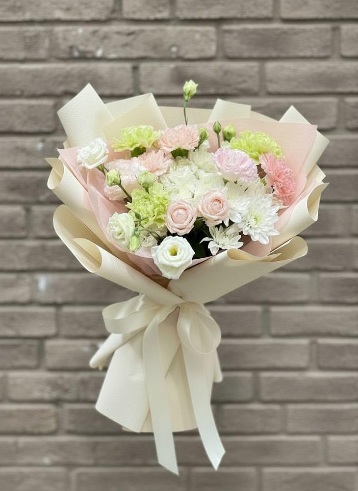 Букет цветов из: Гвоздики, Розы, Лизиантусы и Хризантемы в Михали