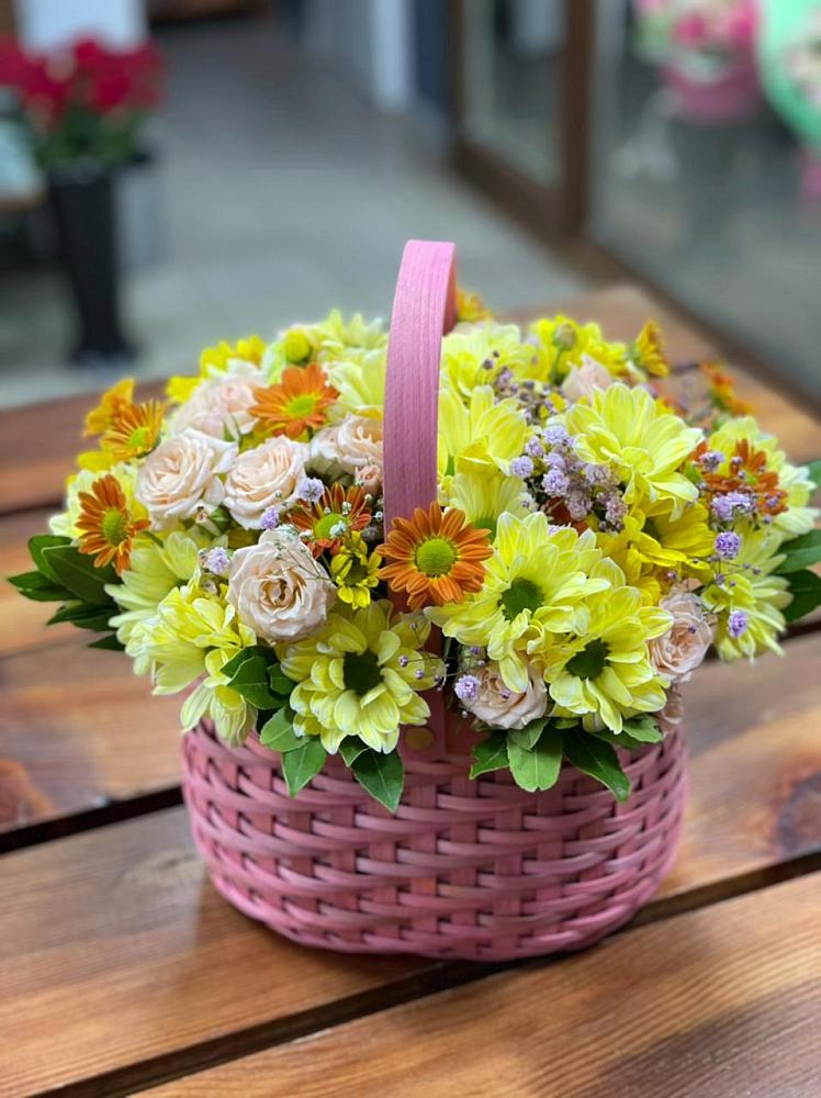 Цветочная композиция из Хризантемы и Розы в корзине в Михали