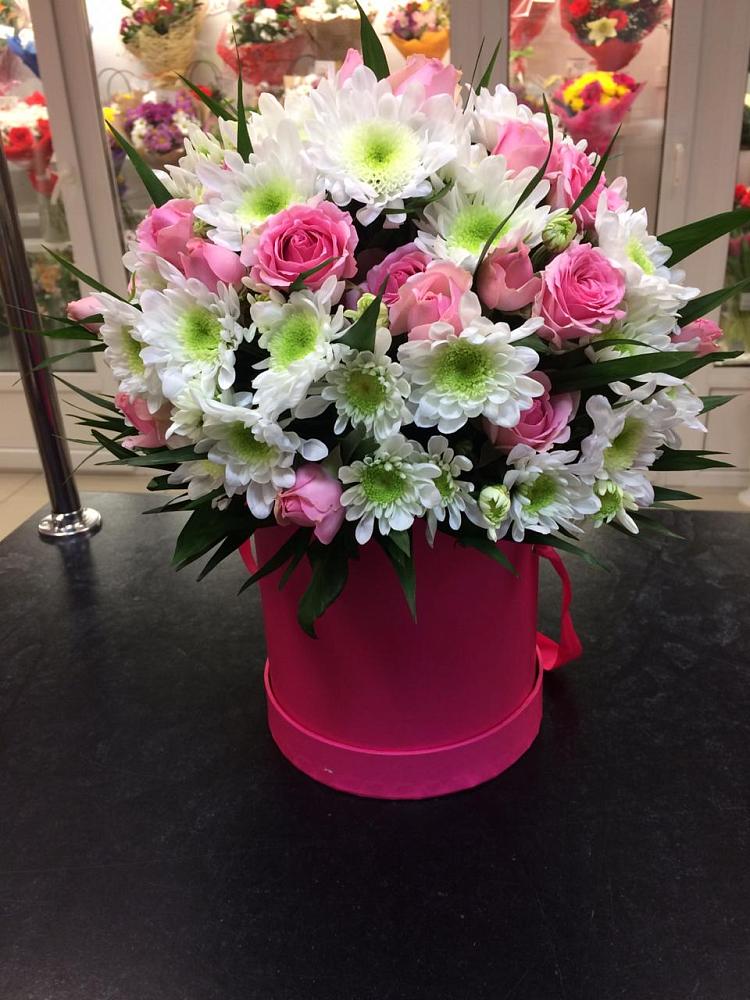 Цветочная композиция из Розы и Хризантемы в шляпной коробке в Михали