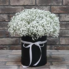 Цветочная композиция из Гипсофила в шляпной коробке в Михали