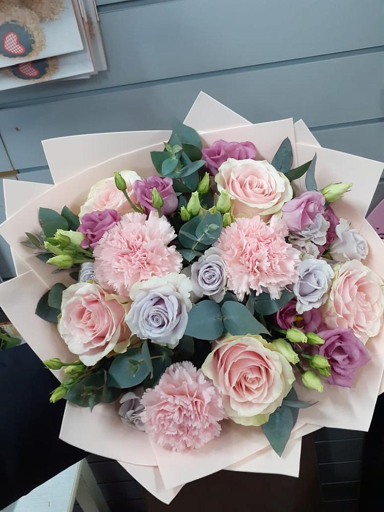 Букет цветов из: Розы, Гвоздики и Лизиантусы в Михали