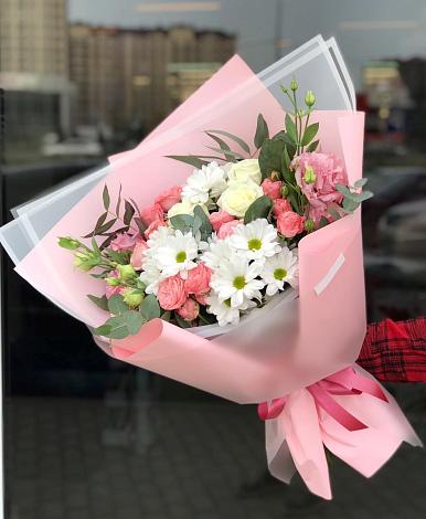 Букет цветов из: Розы, Лизиантусы и Хризантемы в Михали