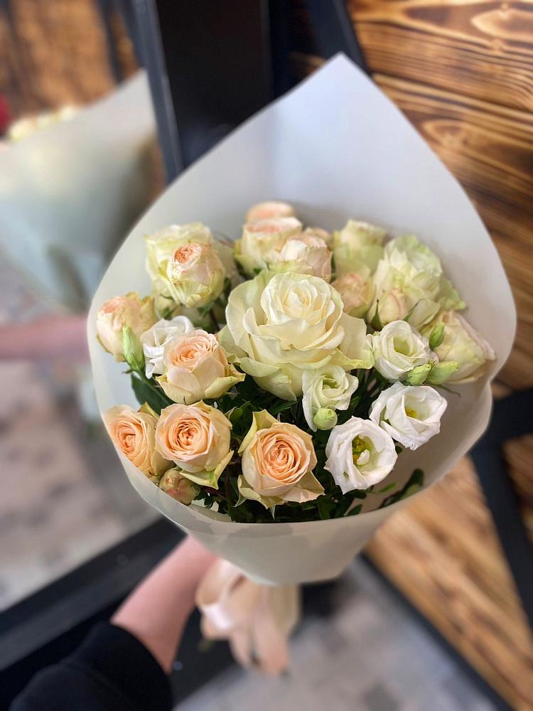 Букет цветов из: Розы и Лизиантусы в Михали